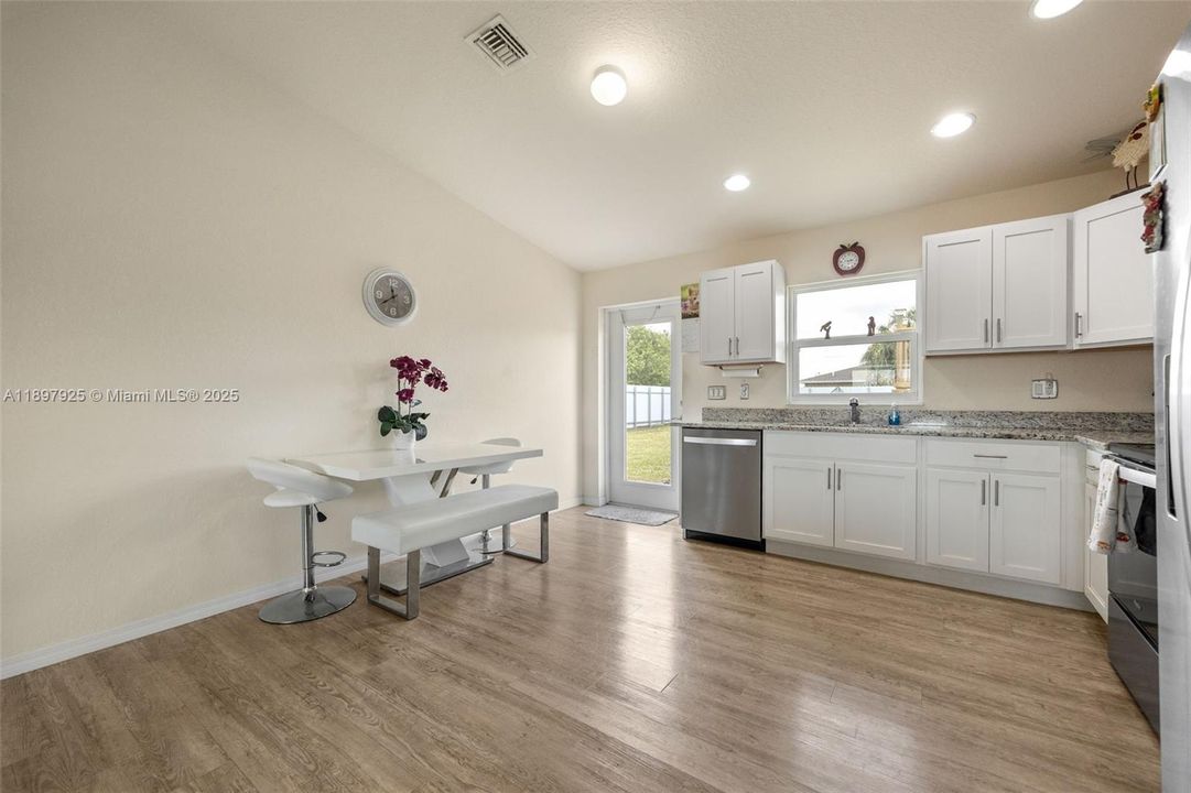 待售: $275,000 (3 贝兹, 2 浴室, 1204 平方英尺)