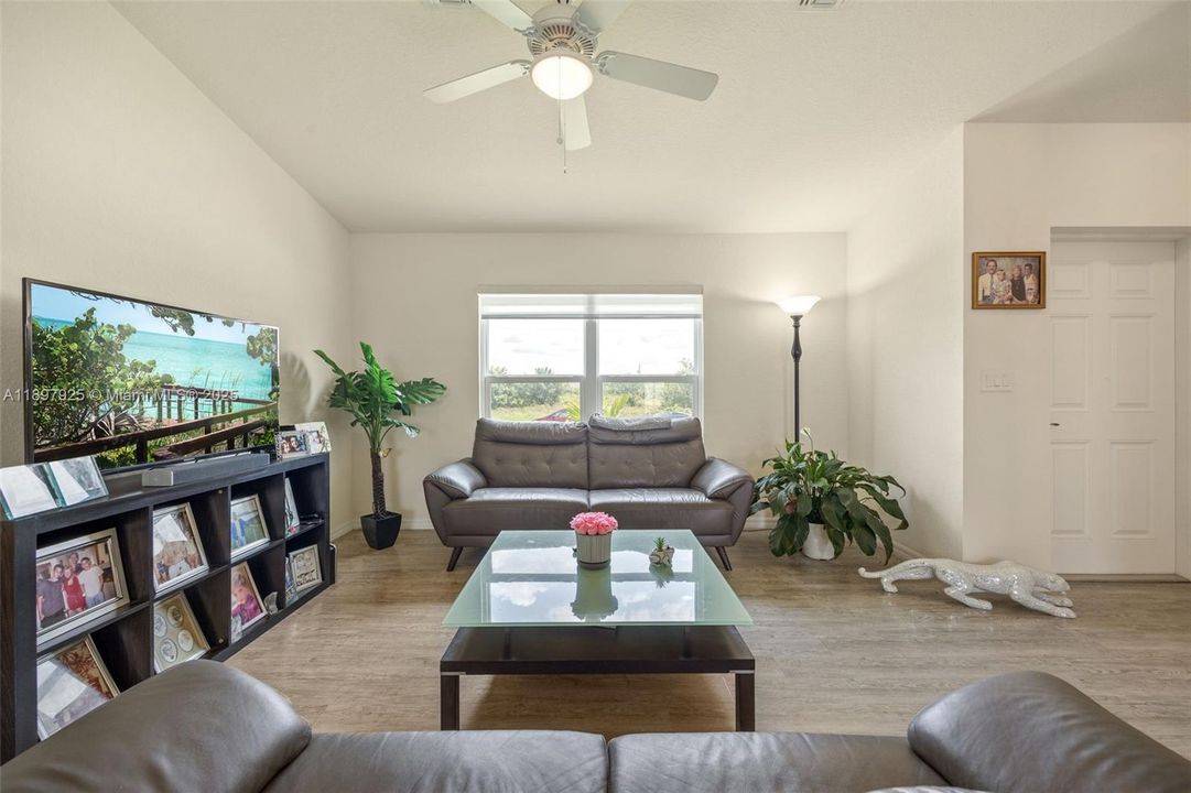 待售: $275,000 (3 贝兹, 2 浴室, 1204 平方英尺)