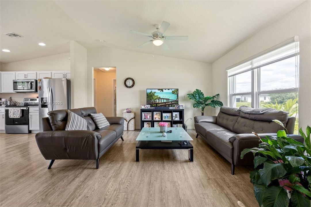 待售: $275,000 (3 贝兹, 2 浴室, 1204 平方英尺)