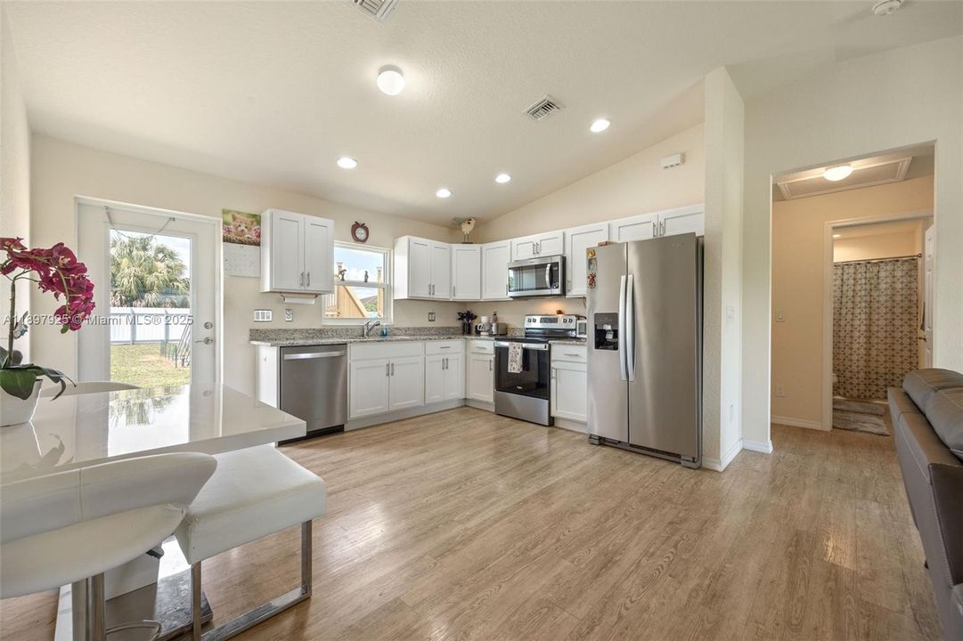 待售: $275,000 (3 贝兹, 2 浴室, 1204 平方英尺)