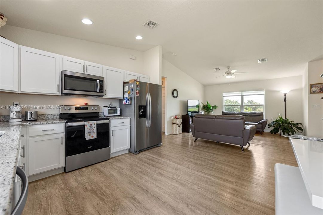 待售: $275,000 (3 贝兹, 2 浴室, 1204 平方英尺)