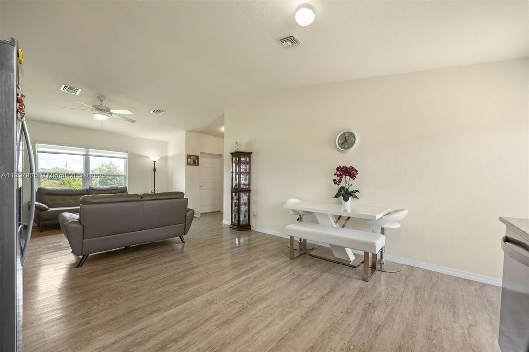 待售: $275,000 (3 贝兹, 2 浴室, 1204 平方英尺)