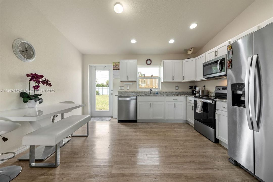 待售: $275,000 (3 贝兹, 2 浴室, 1204 平方英尺)