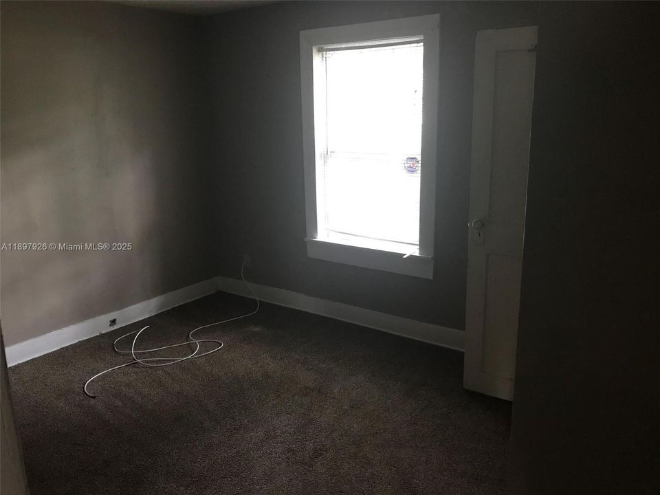 For Rent: $1,500 (5 beds, 1 baths, 0 Square Feet)