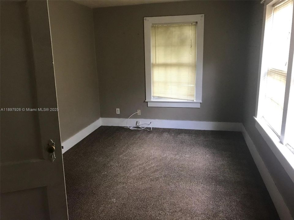 For Rent: $1,500 (5 beds, 1 baths, 0 Square Feet)