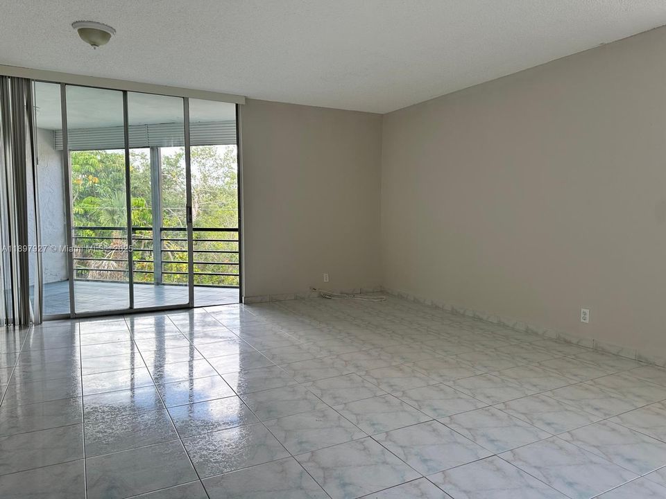 For Sale: $170,000 (1 beds, 1 baths, 835 Square Feet)