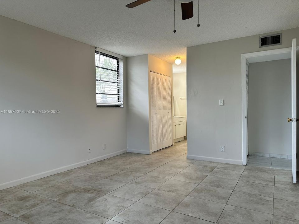 For Sale: $170,000 (1 beds, 1 baths, 835 Square Feet)