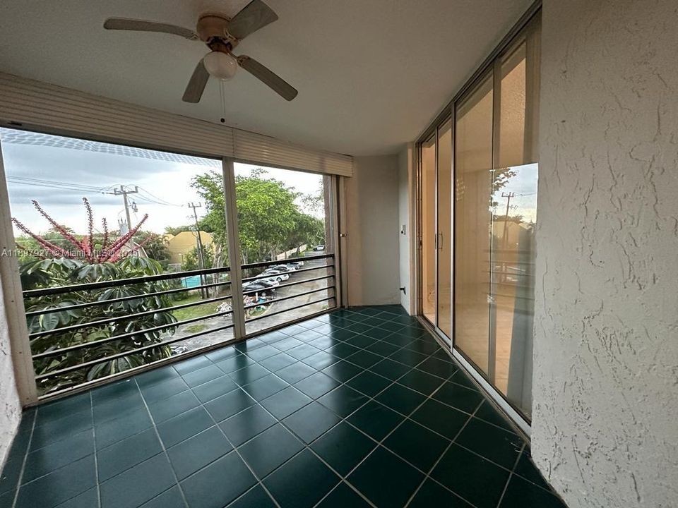 For Sale: $170,000 (1 beds, 1 baths, 835 Square Feet)