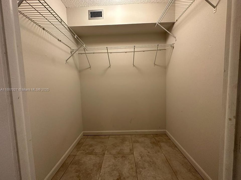 For Sale: $170,000 (1 beds, 1 baths, 835 Square Feet)