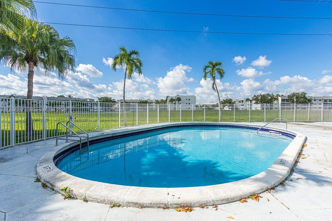 For Sale: $170,000 (1 beds, 1 baths, 835 Square Feet)