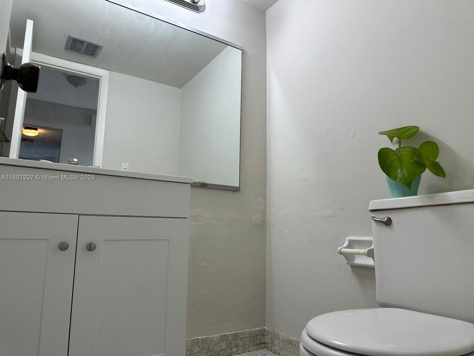 For Sale: $170,000 (1 beds, 1 baths, 835 Square Feet)