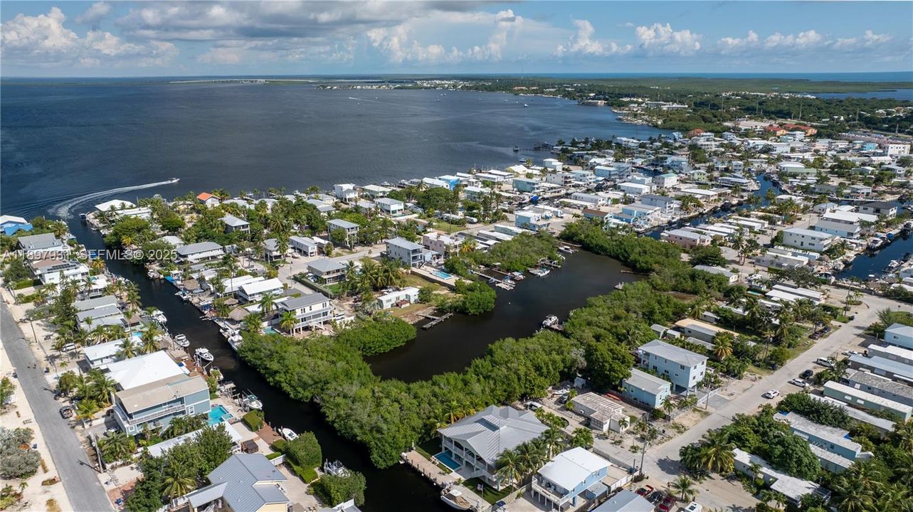 For Sale: $925,000 (2 beds, 1 baths, 924 Square Feet)