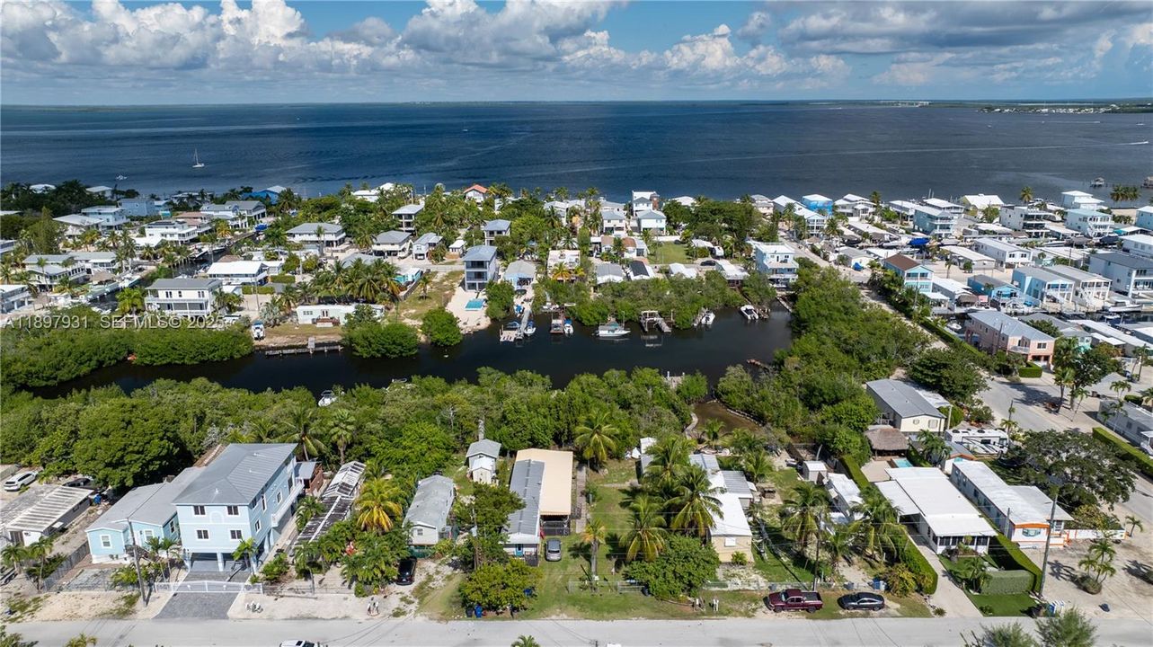 For Sale: $925,000 (2 beds, 1 baths, 924 Square Feet)