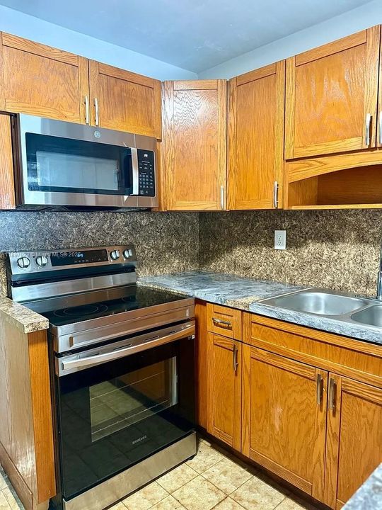 Recently Rented: $2,700 (2 beds, 2 baths, 2798 Square Feet)