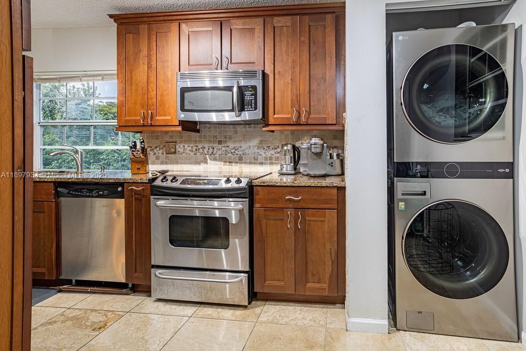 For Sale: $399,000 (2 beds, 2 baths, 1157 Square Feet)