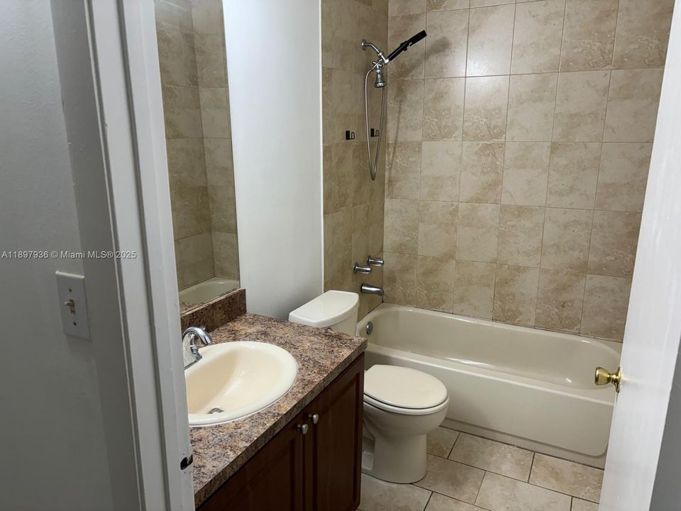 待售: $230,000 (3 贝兹, 2 浴室, 974 平方英尺)