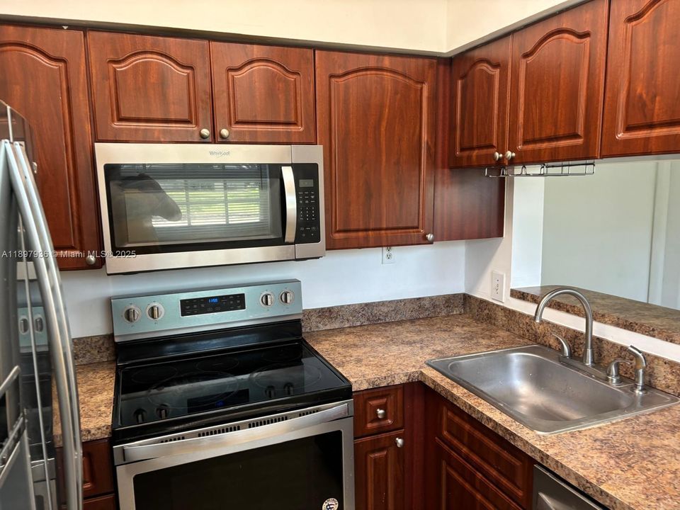 待售: $230,000 (3 贝兹, 2 浴室, 974 平方英尺)