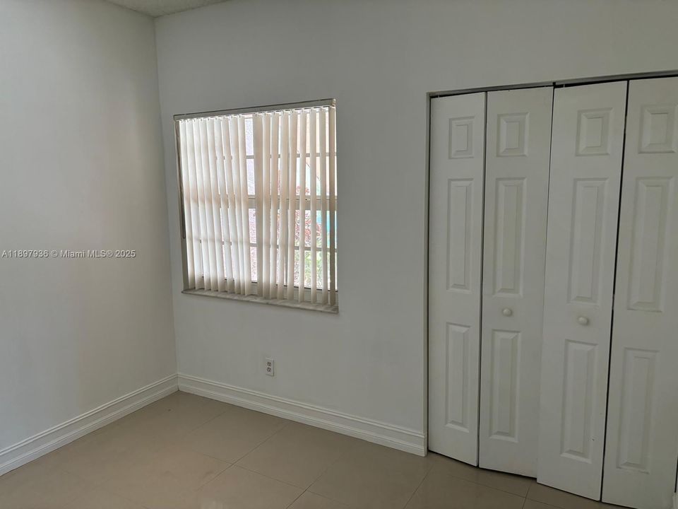 待售: $230,000 (3 贝兹, 2 浴室, 974 平方英尺)