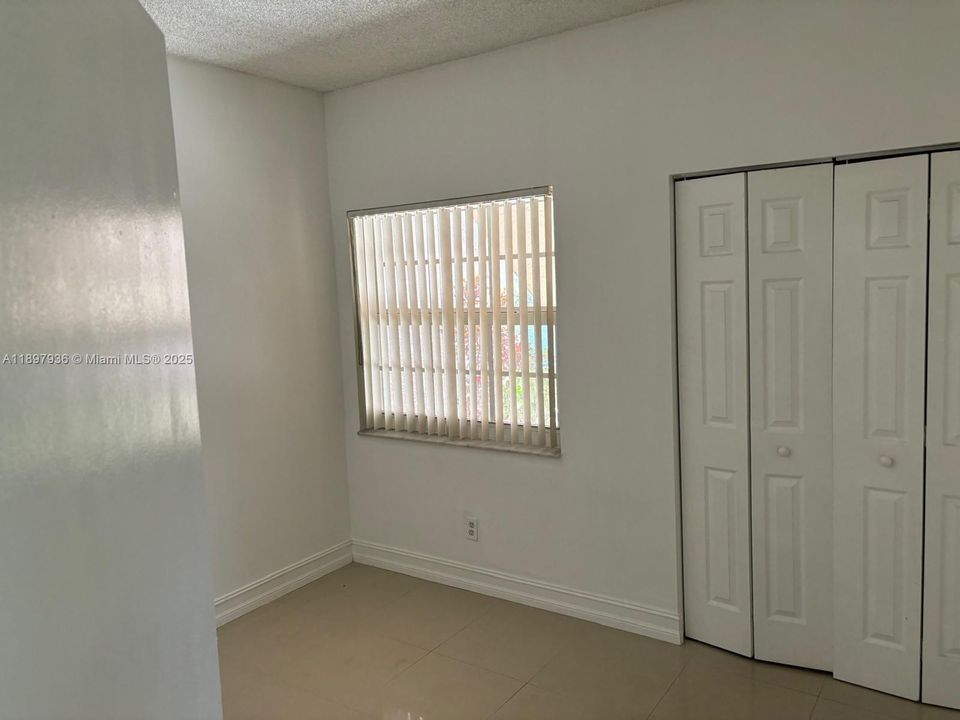 待售: $230,000 (3 贝兹, 2 浴室, 974 平方英尺)