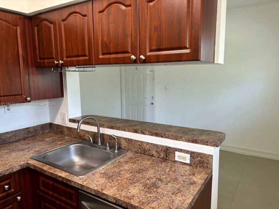 待售: $230,000 (3 贝兹, 2 浴室, 974 平方英尺)