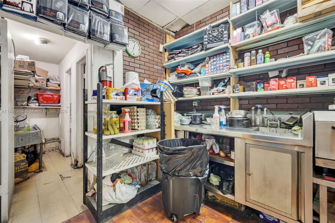 合同活跃: $1,500,000 (0 贝兹, 0 浴室, 0 平方英尺)