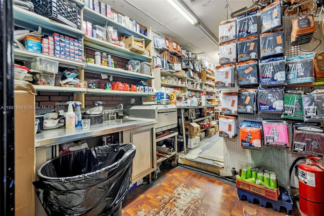 合同活跃: $1,500,000 (0 贝兹, 0 浴室, 0 平方英尺)