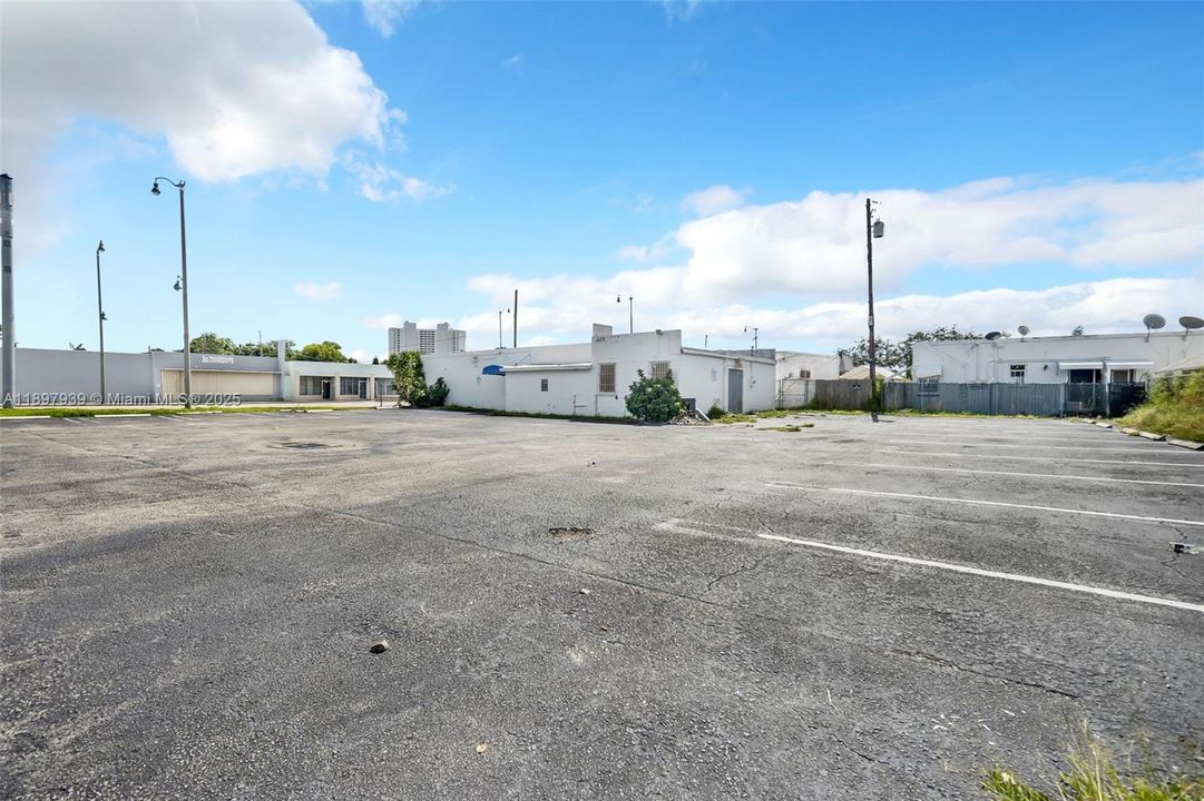 合同活跃: $1,500,000 (0 贝兹, 0 浴室, 0 平方英尺)