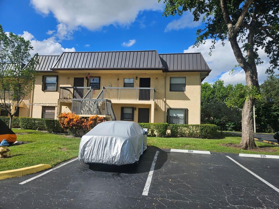 合同活跃: $1,900 (2 贝兹, 2 浴室, 787 平方英尺)