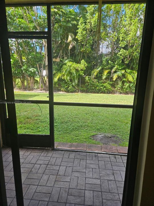 合同活跃: $1,900 (2 贝兹, 2 浴室, 787 平方英尺)