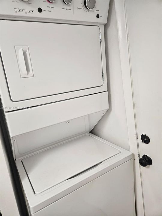 合同活跃: $1,900 (2 贝兹, 2 浴室, 787 平方英尺)