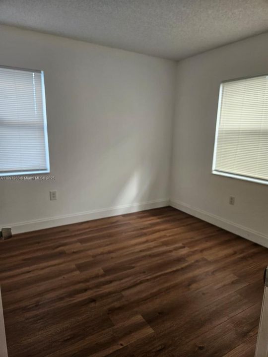 合同活跃: $1,900 (2 贝兹, 2 浴室, 787 平方英尺)