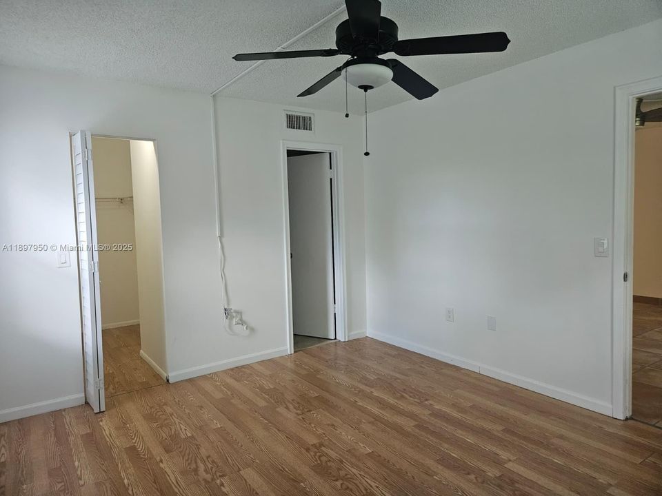 合同活跃: $1,900 (2 贝兹, 2 浴室, 787 平方英尺)