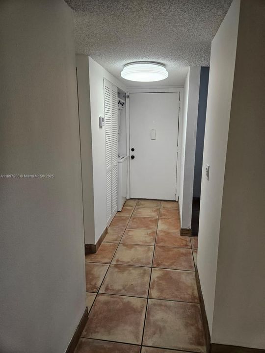 合同活跃: $1,900 (2 贝兹, 2 浴室, 787 平方英尺)