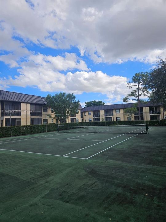 合同活跃: $1,900 (2 贝兹, 2 浴室, 787 平方英尺)