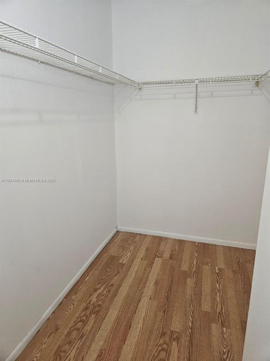 合同活跃: $1,900 (2 贝兹, 2 浴室, 787 平方英尺)