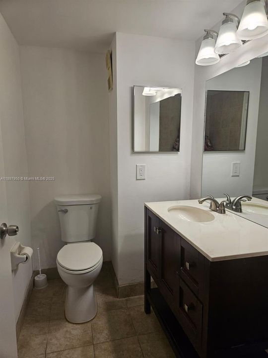 合同活跃: $1,900 (2 贝兹, 2 浴室, 787 平方英尺)