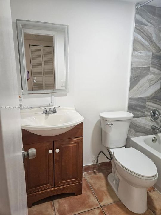 合同活跃: $1,900 (2 贝兹, 2 浴室, 787 平方英尺)