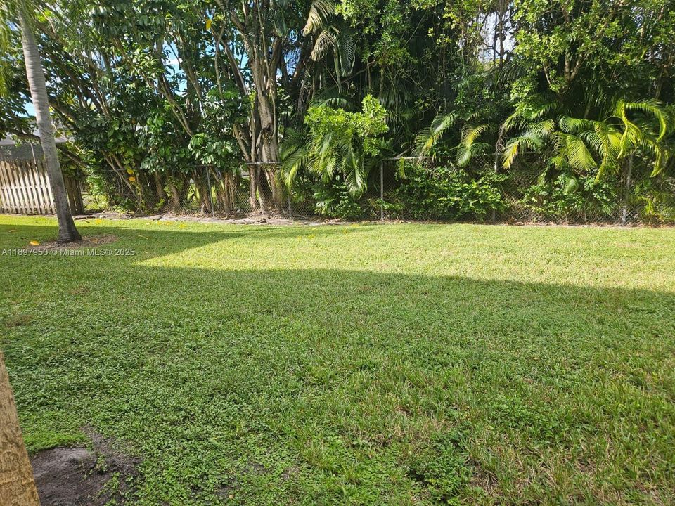 合同活跃: $1,900 (2 贝兹, 2 浴室, 787 平方英尺)