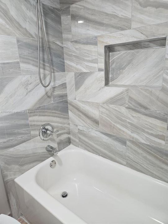 合同活跃: $1,900 (2 贝兹, 2 浴室, 787 平方英尺)