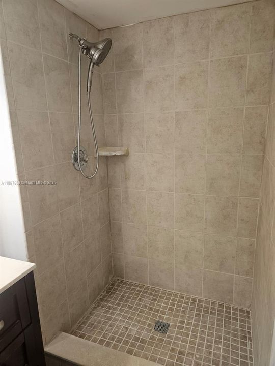 合同活跃: $1,900 (2 贝兹, 2 浴室, 787 平方英尺)