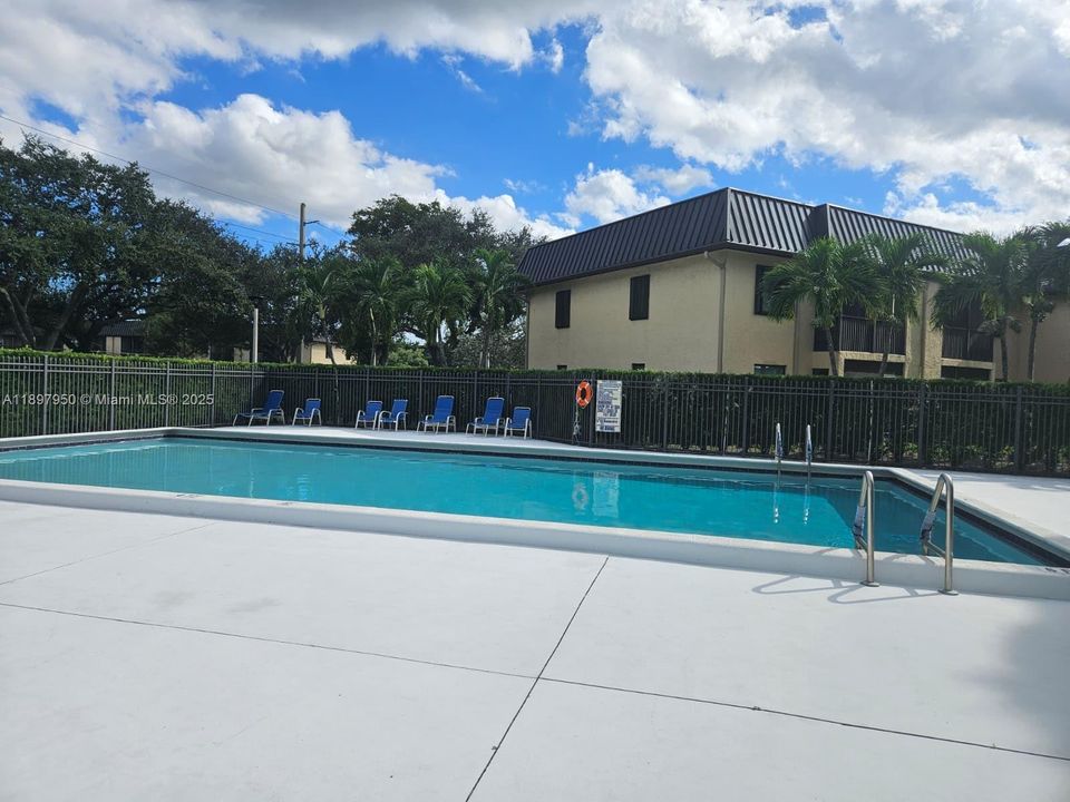 合同活跃: $1,900 (2 贝兹, 2 浴室, 787 平方英尺)