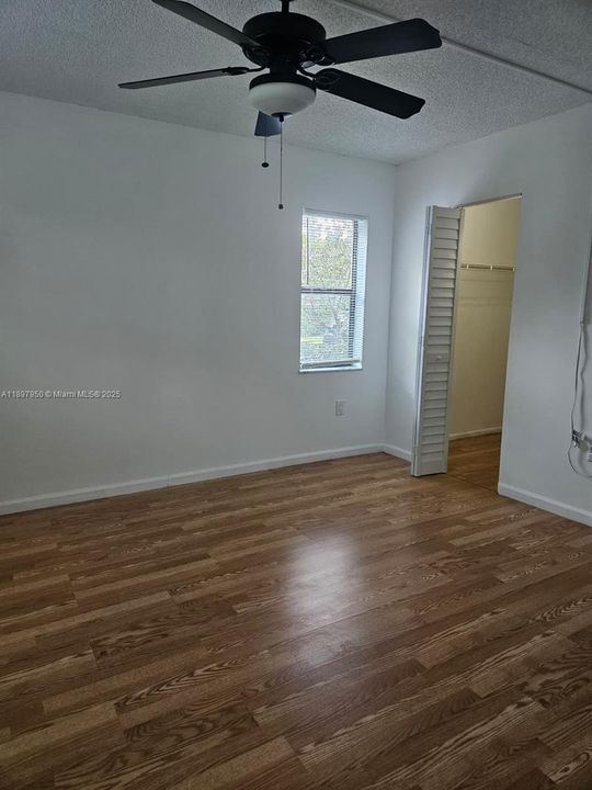 合同活跃: $1,900 (2 贝兹, 2 浴室, 787 平方英尺)