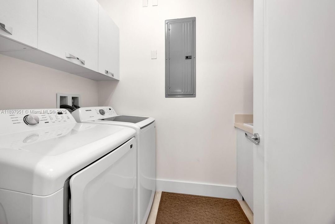 For Sale: $1,650,000 (2 beds, 2 baths, 1972 Square Feet)