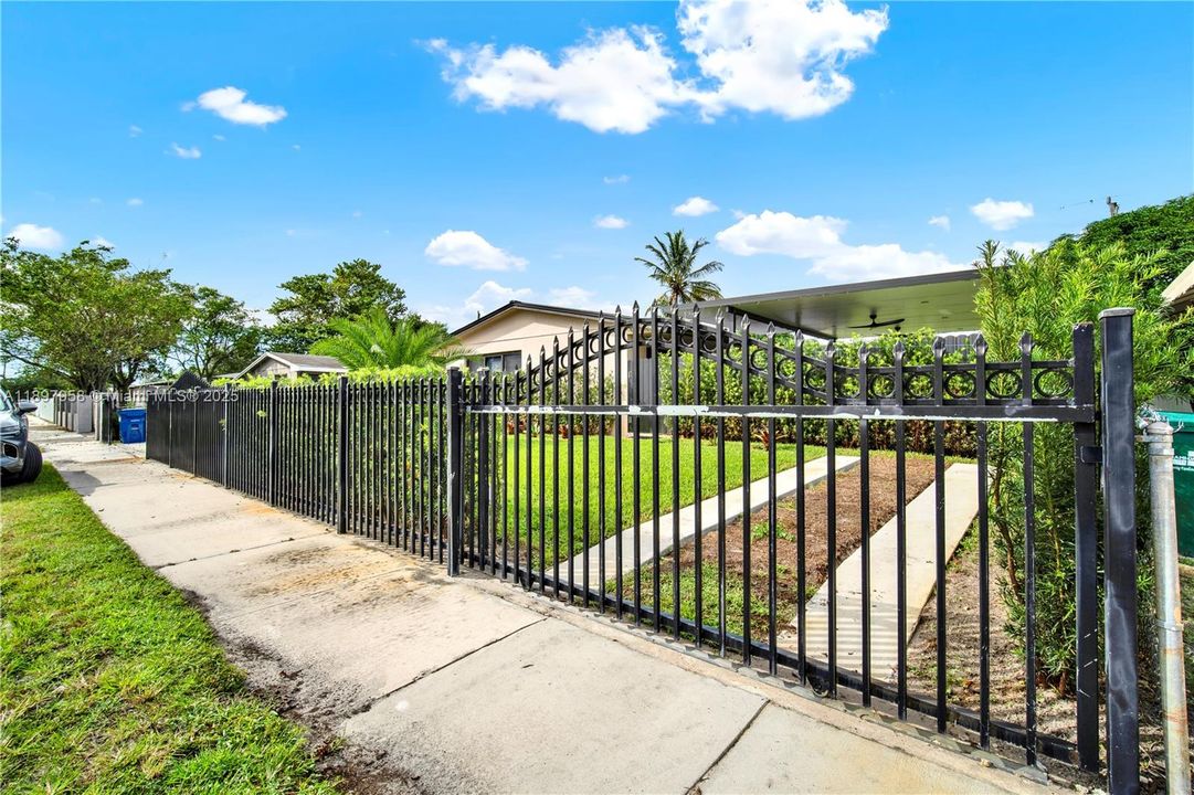 Active With Contract: $475,000 (2 beds, 1 baths, 750 Square Feet)