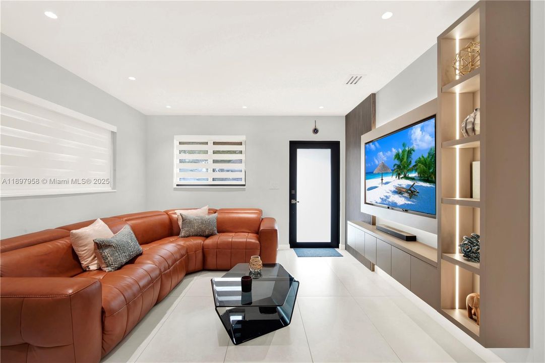 Active With Contract: $475,000 (2 beds, 1 baths, 750 Square Feet)