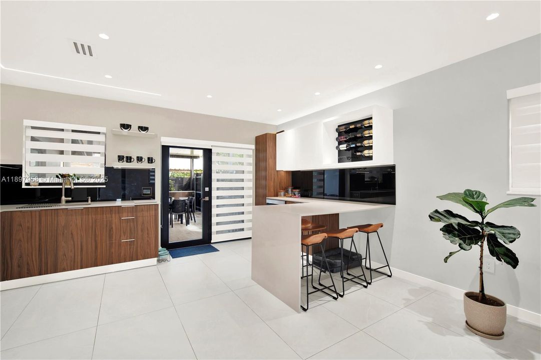 Active With Contract: $475,000 (2 beds, 1 baths, 750 Square Feet)