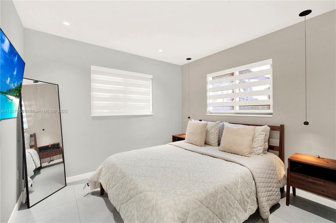 Active With Contract: $475,000 (2 beds, 1 baths, 750 Square Feet)