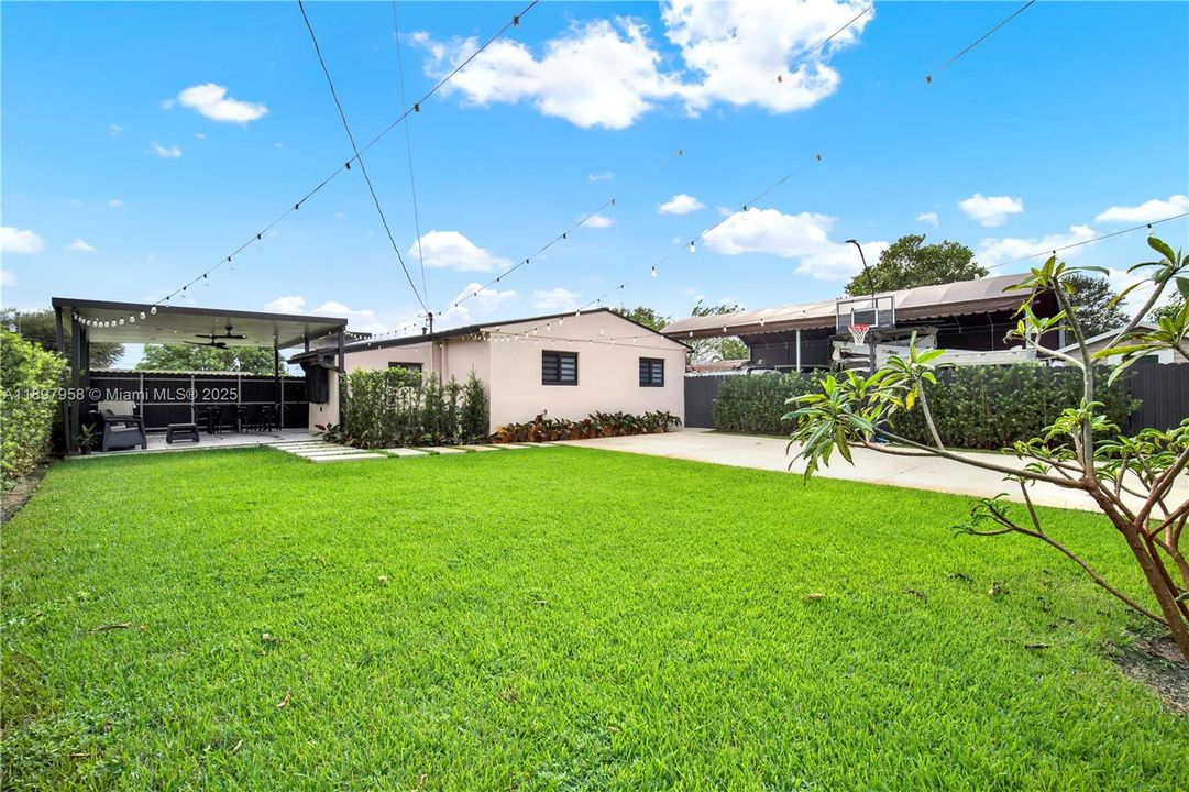 Active With Contract: $475,000 (2 beds, 1 baths, 750 Square Feet)