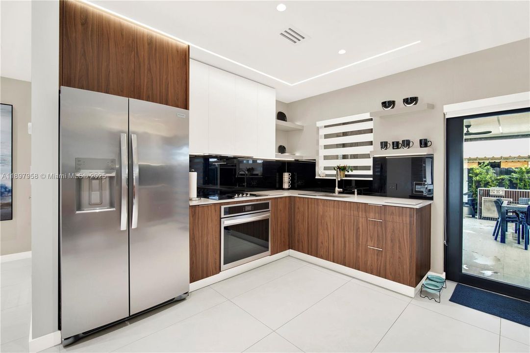 Active With Contract: $475,000 (2 beds, 1 baths, 750 Square Feet)