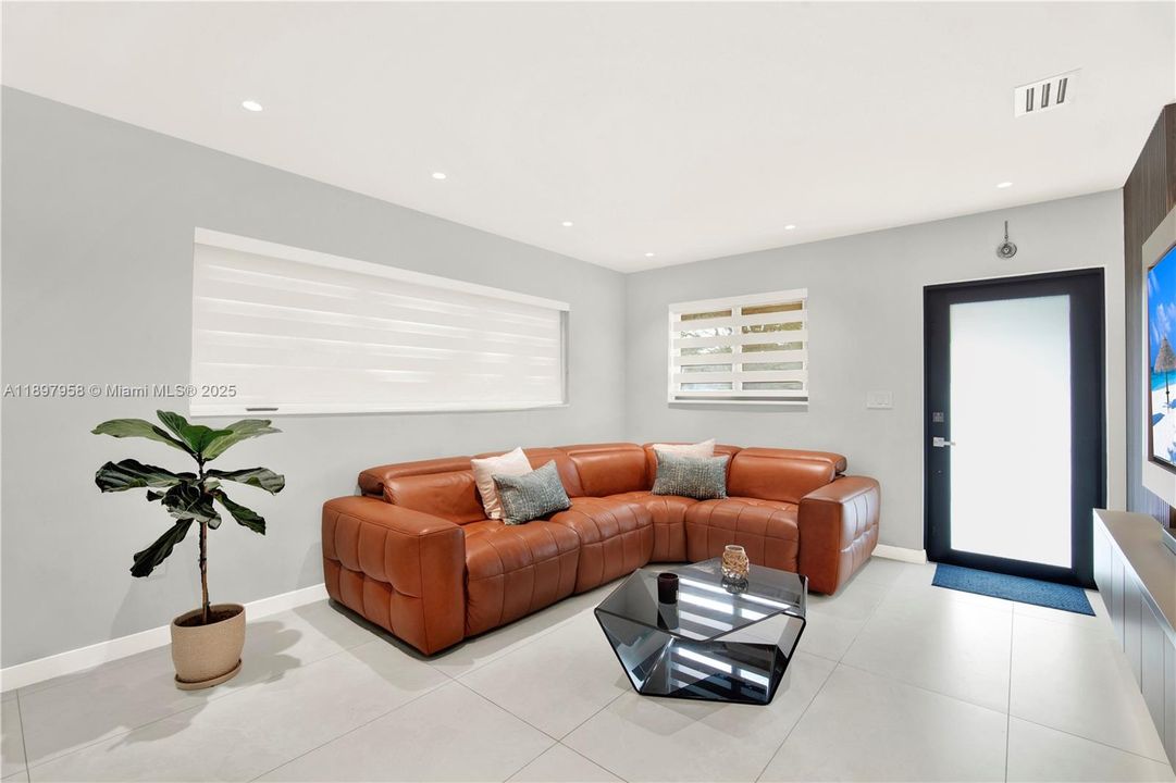 Active With Contract: $475,000 (2 beds, 1 baths, 750 Square Feet)